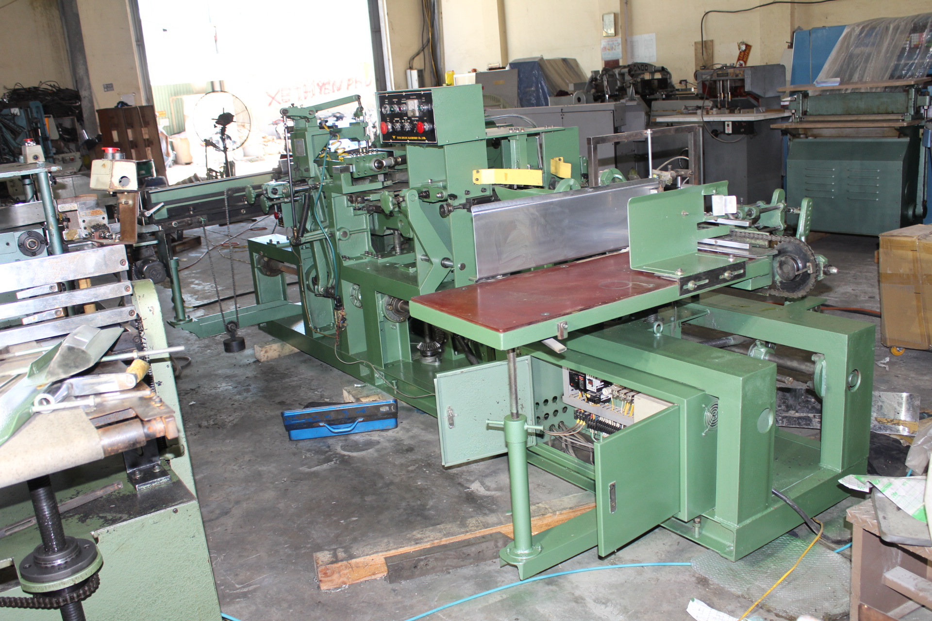 Máy cắt bụng gấp mép TP196