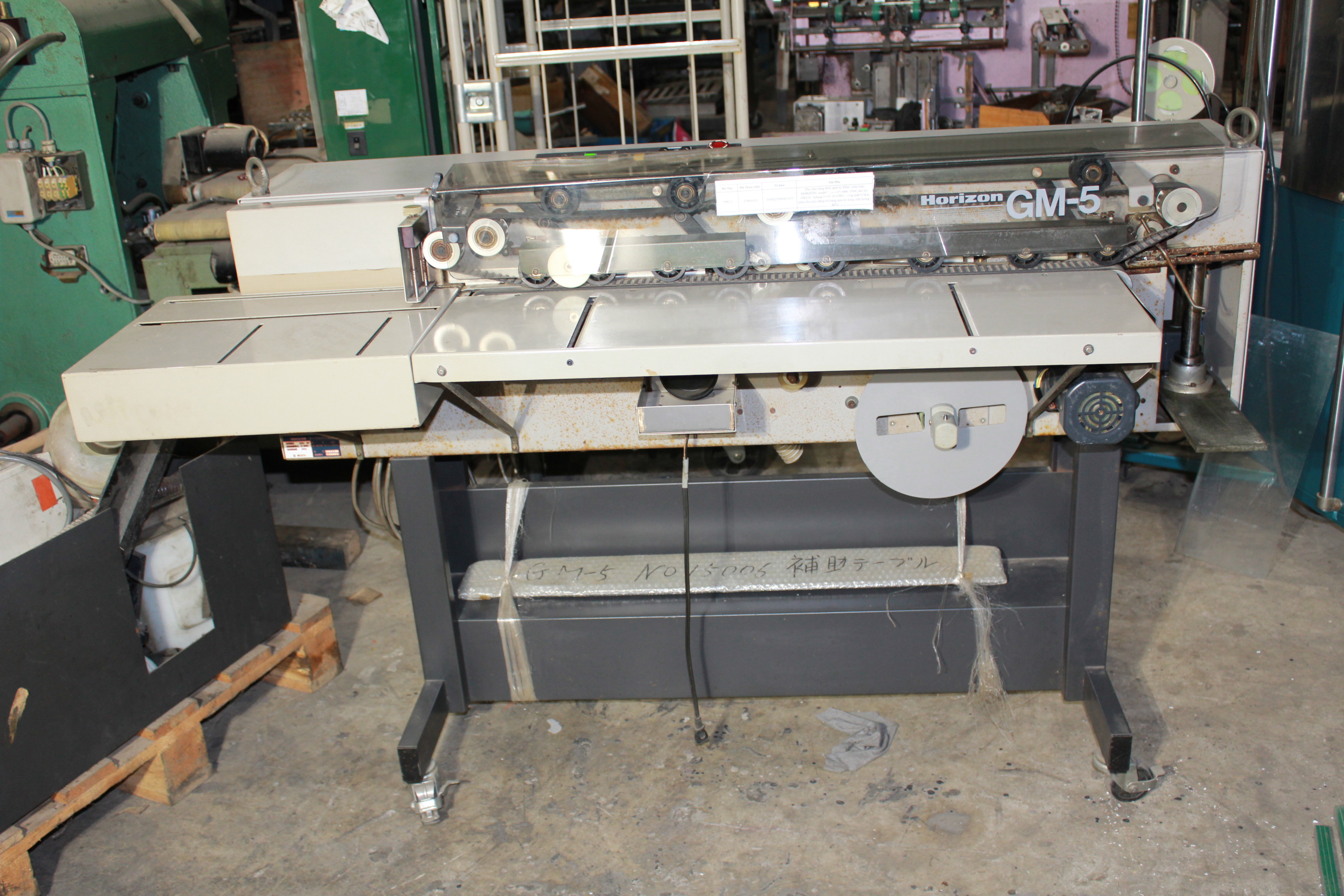 Máy dán băng gáy sách TP098